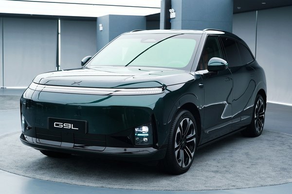 XPENG G9L von schräg vorn im Showroom