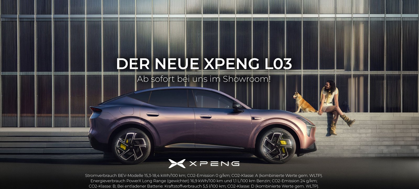 XPENG L03 vor Glashintergrund und einer Frau, die im Hintergrund neben einem Hund sitzt
