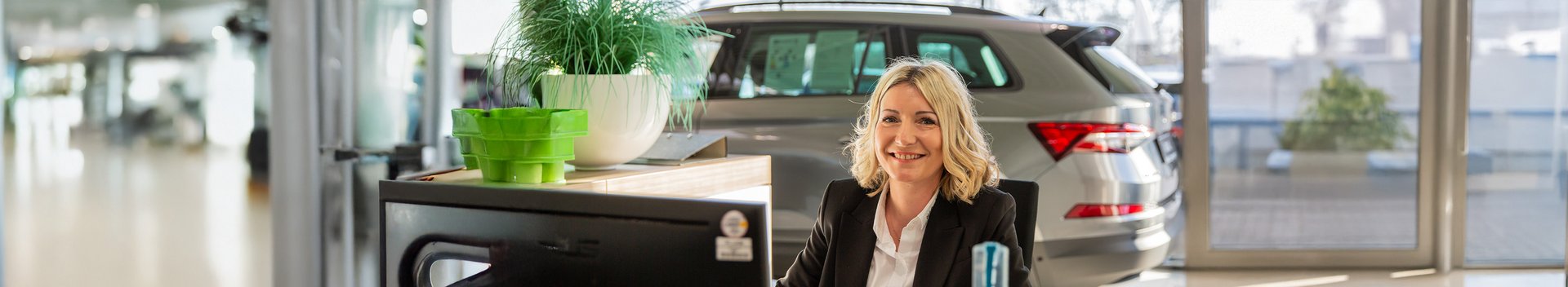 Eine Mitarbeiterin im Service Bereich bei Hackerott