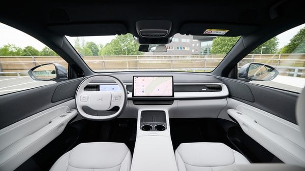Weißer Innenraum eines XPENG Fahrzeugs vorn